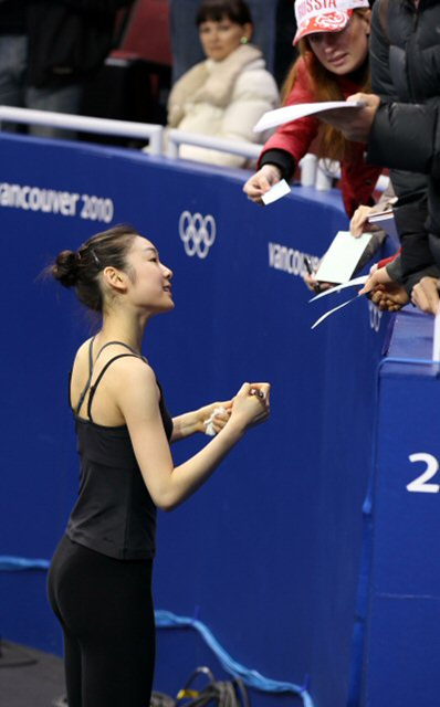 2010 밴쿠버 동계올림픽에 출전하는 피겨여왕 김연아가 21일 밴쿠버 퍼시픽 콜리시움에서 첫 공식연습을 끝내고 팬들에게 사인을 해주고 있다.