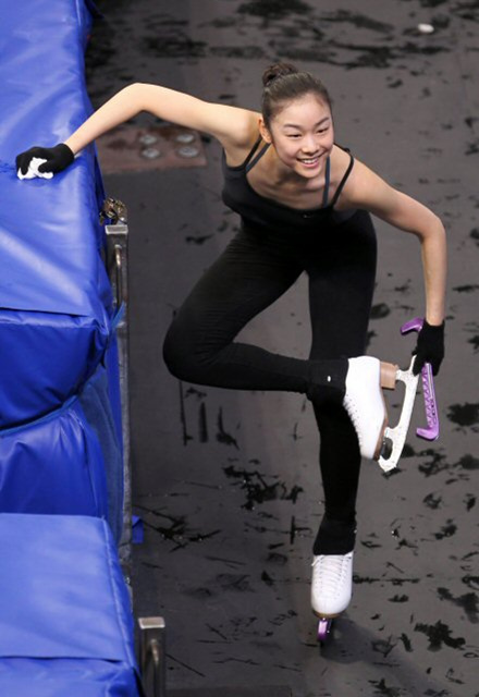 피겨 김연아가 밴쿠버에서 연습을 시작했다. 21일 오전(한국시간) 2010 밴쿠버 동계올림픽에 참가하는 김연아가 퍼시픽 콜리시움 경기장에서 첫 연습 후 밝은 표정을 하고 있다.