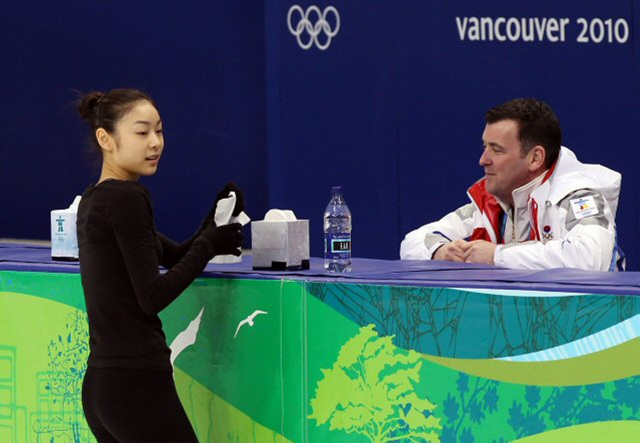 2010 밴쿠버 동계올림픽에 출전하는 피겨여왕 김연아가 21일 밴쿠버 퍼시픽 콜리시움에서 밝은 표정으로 첫 공식연습을 하고 있다.