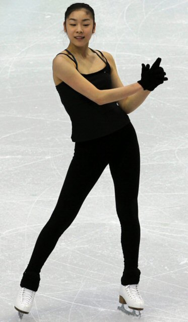 피겨 김연아가 밴쿠버에서 연습을 시작했다. 21일 오전(한국시간) 2010 밴쿠버 동계올림픽에 참가하는 김연아가 퍼시픽 콜리시움 경기장에서 연습 중 007 동작을 취하고 있다.