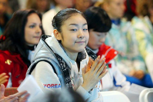 2010 밴쿠버 동계올림픽 피겨스케이팅에 출전한 피겨여왕 김연아가 22일 밴쿠버 퍼시픽 콜리시움에서 열린 출전순번 추첨에서 자신이 원하는 순번에 배정되자 기뻐하고 있다.