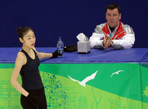 피겨 김연아가 밴쿠버에서 둘째 날 연습을 시작했다. 22일 오전(한국시간) 2010 밴쿠버 동계올림픽에 참가하는 김연아가 퍼시픽 콜리시움 경기장에서 연습 중 오서 코치와 이야기 하고 있다.