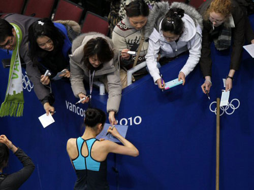 피겨 김연아가 밴쿠버에서 둘째 날 연습을 시작했다. 22일 오전(한국시간) 2010 밴쿠버 동계올림픽에 참가하는 김연아가 퍼시픽 콜리시움 경기장에서 연습을 마친 후 사인을 해주고 있다.