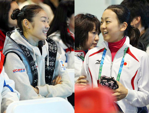 22일 밴쿠버 퍼시픽 콜리시움에서 열린 2010 밴쿠버 동계올림픽 피겨스케이팅 출전순번 추첨에서 피겨여왕 김연아와 일본의 아사다 마오가 밝은표정으로 참석하고 있다.
