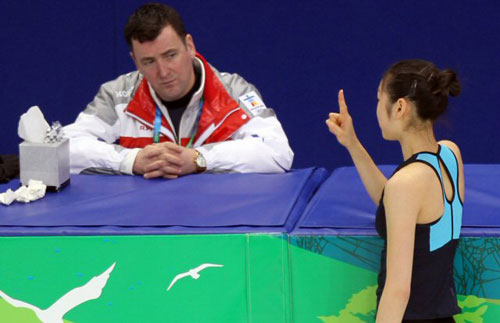 피겨 김연아가 밴쿠버에서 둘째 날 연습을 시작했다. 22일 오전(한국시간) 2010 밴쿠버 동계올림픽에 참가하는 김연아가 퍼시픽 콜리시움 경기장에서 연습 후 오서 코치와 대화하고 있다.
