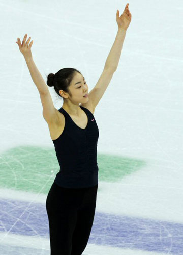 피겨 김연아가 밴쿠버에서 둘째 날 연습을 시작했다. 22일 오전(한국시간) 2010 밴쿠버 동계올림픽에 참가하는 김연아가 퍼시픽 콜리시움 경기장에서 연습 후 관중에게 인사를 하고 있다.