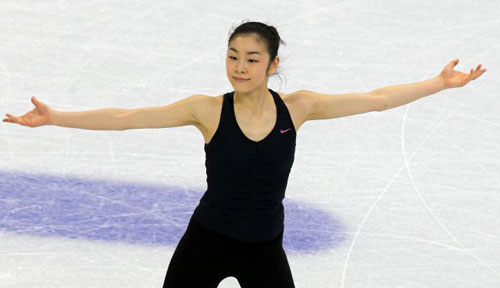 피겨 김연아가 밴쿠버에서 둘째 날 연습을 시작했다. 22일 오전(한국시간) 2010 밴쿠버 동계올림픽에 참가하는 김연아가 퍼시픽 콜리시움 경기장에서 연습을 마친 후 인사하고 있다.