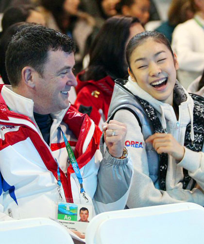 2010 밴쿠버 동계올림픽 피겨스케이팅에 출전한 피겨여왕 김연아가 22일 밴쿠버 퍼시픽 콜리시움에서 열린 출전순번 추첨에서 자신이 원하는 순번에 배정되자 오서 코치와 기뻐하고 있다.