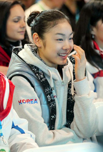2010 밴쿠버 동계올림픽 피겨스케이팅에 출전한 피겨여왕 김연아가 22일 밴쿠버 퍼시픽 콜리시움에서 열린 출전순번 추첨에서 자신이 원하는 순번에 배정되자 기뻐하고 있다.