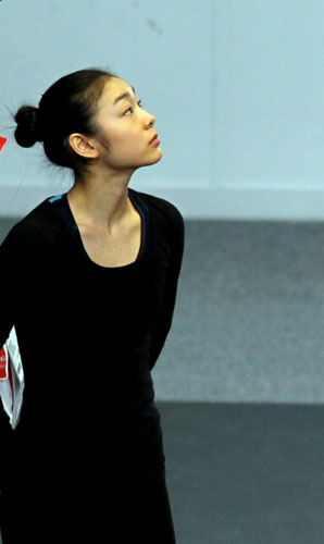 피겨 김연아가 밴쿠버에서 둘째 날 연습을 시작했다. 22일 오전(한국시간) 2010 밴쿠버 동계올림픽에 참가하는 김연아가 퍼시픽 콜리시움 경기장에서 연습 전 허공을 바라보고 있다.