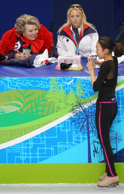 일본 아사다 마오가 22일 오전(한국시간) 2010 밴쿠버 동계올림픽 피겨 경기가 열리는 퍼시픽 콜리시움 경기장에서 연습 중 코치와 대화하고 있다.