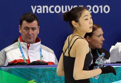 2010 밴쿠버 동계올림픽 여자 피겨 쇼트프로그램 경기를 하루 앞둔 23일 오전(한국시간) 퍼시픽 콜리시움에서 김연아가 연습 중 오서코치와 이야기 하고 있다.