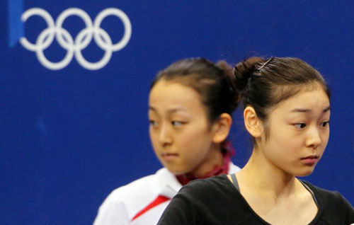 23일 밴쿠버 퍼시픽 콜리시움에서 열린 2010 밴쿠버 동계올림픽 여자 피겨스케이팅 공식훈련에서 김연아와 아사다 마오가 서로 눈길을 피하고 있다.