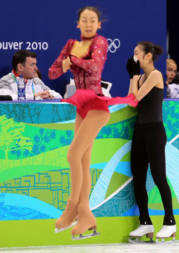 2010 밴쿠버 동계올림픽 여자 피겨 쇼트프로그램 경기를 하루 앞둔 23일 오전(한국시간) 퍼시픽 콜리시움에서 김연아가 연습 중 오서 코치와 이야기하고 있다. 그 사이로 점프를 하는 마오가 보인다.