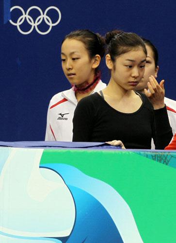 23일 밴쿠버 퍼시픽 콜리시움에서 열린 2010 밴쿠버 동계올림픽 여자 피겨스케이팅 공식훈련에서 김연아와 아사다 마오가 서로 눈길을 피하고 있다.