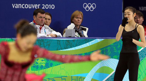 2010 밴쿠버 동계올림픽 여자 피겨 쇼트프로그램 경기를 하루 앞둔 23일 오전(한국시간) 퍼시픽 콜리시움에서 김연아가 연습 중인 마오를 바라보고 있다.