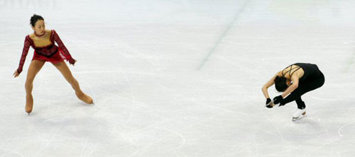 23일 밴쿠버 퍼시픽 콜리시움에서 열린 2010 밴쿠버 동계올림픽 여자 피겨스케이팅 공식훈련에서 아사다 마오가 김연아의 연습을 보고 있다.