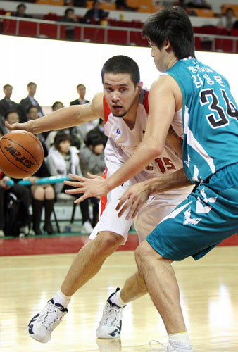 2일 오후 서울 잠실학생체육관에서 열린 프로농구 서울 SK와 원주 동부의 경기에서 SK 김민수가 동부 김명훈의 수비를 돌파하려고 하고 있다.