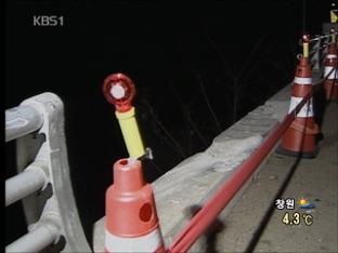 화물차 난간 들이받고 추락…1명 숨져