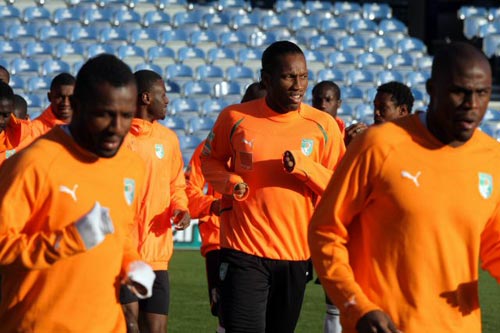 2일(현지시간) 영국 로프터스 로드 경기장에서 대한민국 축구 대표팀과 평가전을 앞둔 코트디부아르의 디디에 드로그바가 팀 동료들과 함께 훈련을 하고 있다.