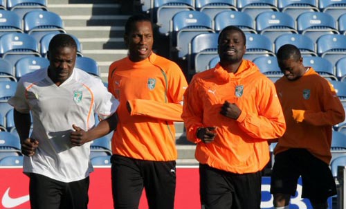 2일(현지시간) 영국 로프터스 로드 경기장에서 대한민국 축구 대표팀과 평가전을 앞둔 코트디부아르의 디디에 드로그바가 팀 동료들과 함께 훈련을 하고 있다.