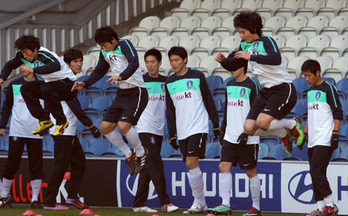 2일(현지시간) 영국 로프터스 로드 경기장에서 열린 대한민국 축구 대표팀 훈련 중 선수들이 몸을 풀고 있다.