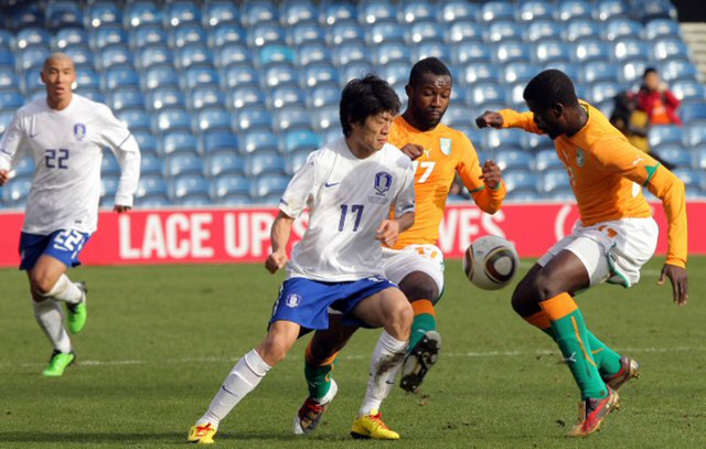 3일(현지시간) 영국 로프터스 로드 스타디움에서 열린 한국과 코트디부아르 축구대표팀 친선경기에서 이청용이 수비를 피해 돌파를 시도하고 있다.