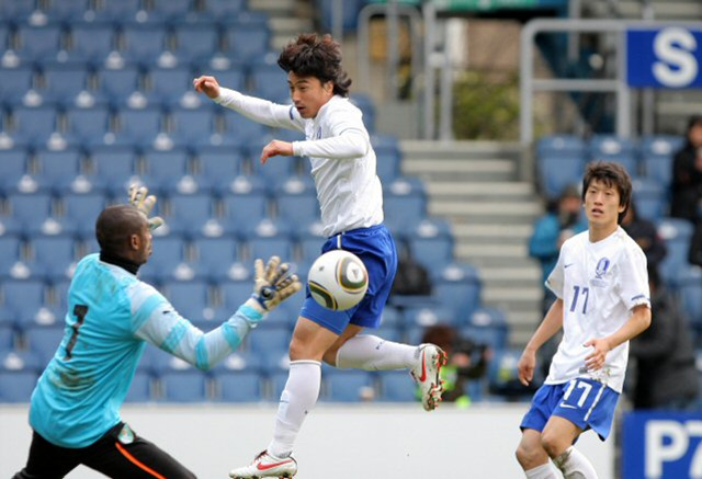 3일(현지시간) 영국 로프터스 로드 스타디움에서 열린 한국과 코트디부아르 축구대표팀 친선경기에서 안정환이 헤딩슛을 시도하고 있다.