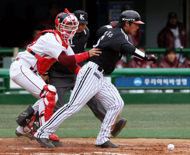 7일 광주 무등경기장에서 벌어진 프로야구 시범경기 KIA 타이거즈와 삼성 라이온즈의 경기에 많은 관중들이 찾아 야구 인기를 실감케 하고 있다.
