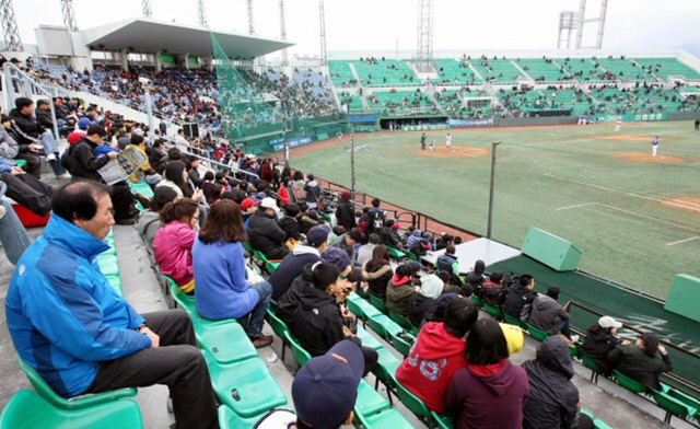 7일 광주 무등경기장에서 벌어진 프로야구 시범경기 KIA 타이거즈와 삼성 라이온즈의 경기에 많은 관중들이 찾아 야구 인기를 실감케 하고 있다.