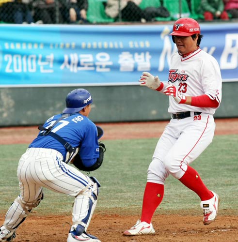 7일 광주 무등경기장에서 열린 2010 프로야구 시범경기 기아 타이거즈-삼성 라이온즈 경기, 기아 최희섭이 7회말 2사 1, 2루 상황에서 이종환의 2루타 때 홈까지 쇄도하다 삼성 포수 현재윤에게 태그 아웃당하고 있다.