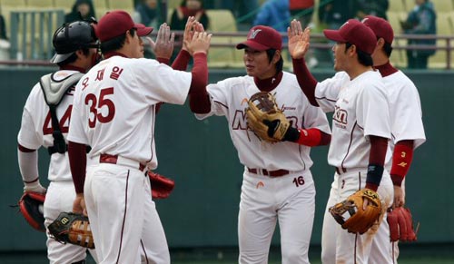 7일 목동야구장에서 열린 2010 프로야구 시범경기 넥센 히어로즈-LG 트윈스 경기, 넥센 선수들이 LG에 역전승을 거둔 후 하이파이브를 하고 있다.