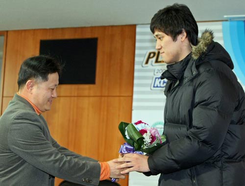 울산 모비스의 함지훈이 8일 서울 논현동 KBL센터에서 열린 2009-2010 KBL 플레이오프 미디어데이에서 정규시즌 MVP에 선정된 뒤 축하를 받고 있다.