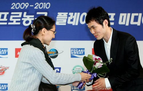 KBL 전자랜드의 박성진이 8일 서울 논현동 KBL센터에서 열린 2009-2010 KBL 플레이오프 미디어데이에서 신인상을 수상하고 있다.