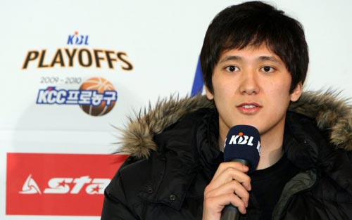 울산 모비스의 함지훈이 8일 서울 논현동 KBL센터에서 열린 2009-2010 KBL 플레이오프 미디어데이에서 정규시즌 MVP에 선정된 뒤 소감을 말하고 있다.