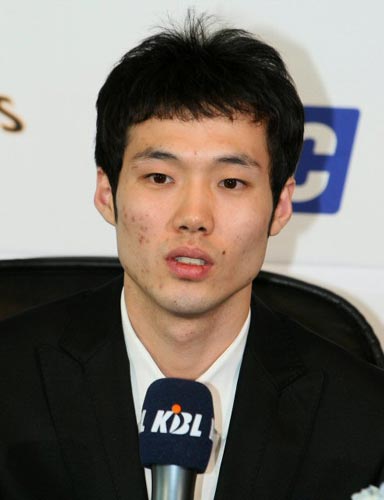 KBL 전자랜드의 박성진이 8일 서울 논현동 KBL센터에서 열린 2009-2010 KBL 플레이오프 미디어데이에서 신인상을 수상한 뒤 소감을 말하고 있다.