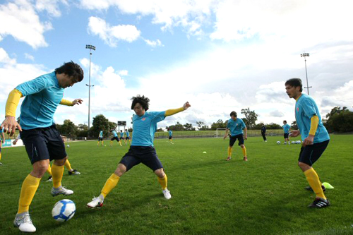 AFC챔피언스리그 지역예선 멜버른 빅토리와의 경기를 앞둔 성남 일화 선수들이 8일 호주 멜버른 이핑 스타디움에서 훈련을 하고 있다.