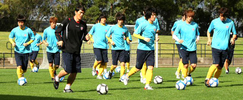 AFC챔피언스리그 지역예선 멜버른 빅토리와의 경기를 앞둔 성남 일화 선수들이 8일 호주 멜버른 이핑 스타디움에서 훈련을 하고 있다.