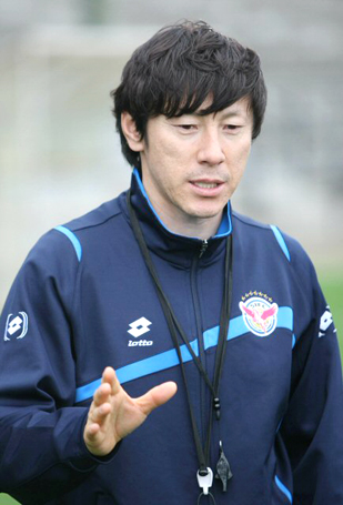 AFC챔피언스리그 지역예선 멜버른 빅토리와의 경기를 앞둔 성남 일화 신태용 감독이 8일 호주 멜버른에서 선수들의 훈련을 독려하고 있다.