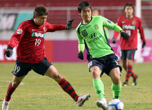 9일 전북 전주월드컵경기장에서 열린 프로축구 AFC 챔피언스리그 전북 현대와 가시마 앤틀러스의 경기에서 전북 이동국이 팀 동료에게 숏패스하고 있다.
