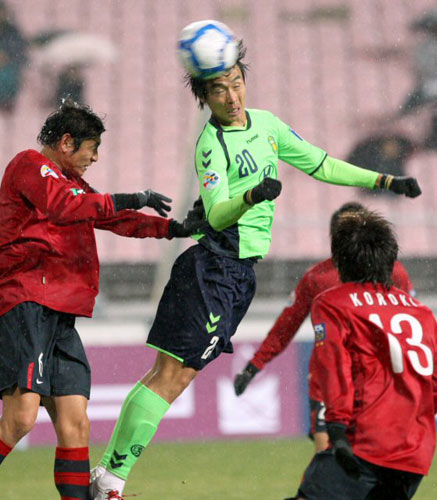 9일 전북 전주월드컵경기장에서 열린 프로축구 AFC 챔피언스리그 전북 현대와 가시마 앤틀러스의 경기에서 전북 이동국이 헤딩슛하고 있다.