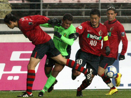 9일 전북 전주월드컵경기장에서 열린 프로축구 AFC 챔피언스리그 전북 현대와 가시마 앤틀러스의 경기에서 전북 루이스(좌측에서 두번째)가 드리블하고 있다.