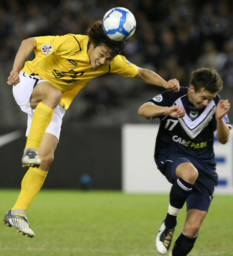 9일 호주 멜버른의 이티하드 스타디움에서 열린 멜버른 빅토리FC와 AFC 챔피언스리그 E조 조별리그(32강) 2차전에서 성남 일화의 김진용이 헤딩슛을 하고 있다.