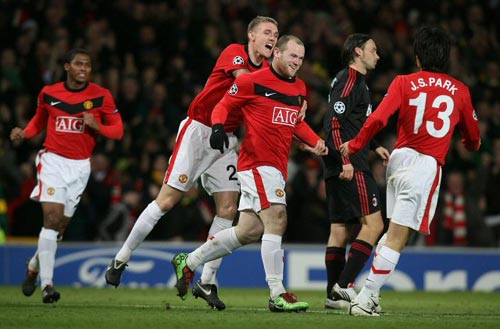 11(한국시간) 영국 맨체스터 올드트래퍼드에서 열린 2009-2010 유럽축구연맹(UEFA) 챔피언스리그 16강 2차전 AC밀란과 홈 경기에서 맨체스터 유나이티드의 웨인루니(오른쪽 중간)가 세번째 골을 성공시킨후 기뻐하고 있다.