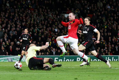 11(한국시간) 영국 맨체스터 올드트래퍼드에서 열린 2009-2010 유럽축구연맹(UEFA) 챔피언스리그 16강 2차전 AC밀란과 홈 경기에서 맨체스터 유나이티드의 웨인 루니(오른쪽 두번째)가 측면 돌파로 두번째 골을 성공시키고 있다.