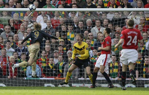 21일(현지시간) 영국 맨체스터 올드트래포드에서 열린 잉글랜드 프리미어리그 맨체스터 유나이티드(이하 맨유)-리버풀 경기, 리버풀 페르난도 토레스(왼쪽)가 헤딩슛으로 선취골을 넣고 있다.