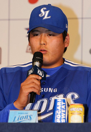 삼성 신인 김현우가 취재진의 질문에 답하고 있다.