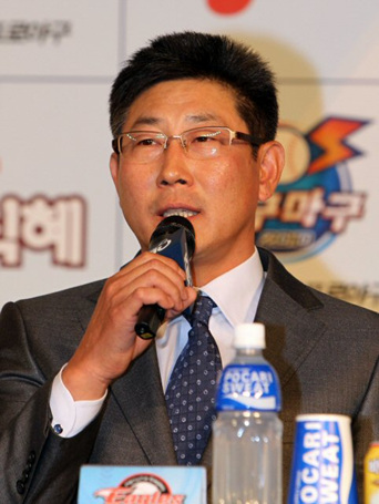 올 시즌 프로야구 개막을 닷새 앞둔 22일 서울 삼성동 그랜드 인터컨티넨탈 호텔에서 8개 구단 감독과 선수들이 한 자리에 모이는 미디어데이 행사가 열렸다. 한화 한대화 감독이 올시즌 각오를 밝히고 있다.