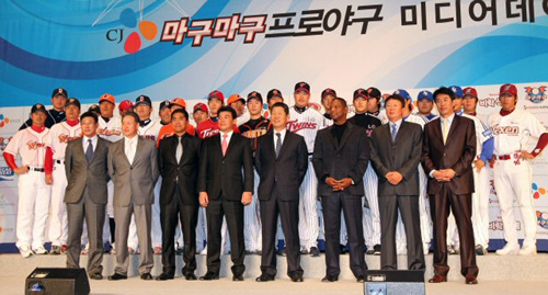 올 시즌 프로야구 개막을 닷새 앞둔 22일 서울 삼성동 그랜드 인터컨티넨탈 호텔에서 8개 구단 감독과 선수들이 한 자리에 모이는 미디어데이 행사가 열려 참석자들이 기념촬영을 하고 있다.