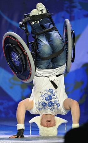 22일(현지시각) 밴쿠버 동계장애인올림픽 폐막식에서 휠체어 댄서 막심 세다코프가 화려한 퍼포먼스를 선보이고 있다.